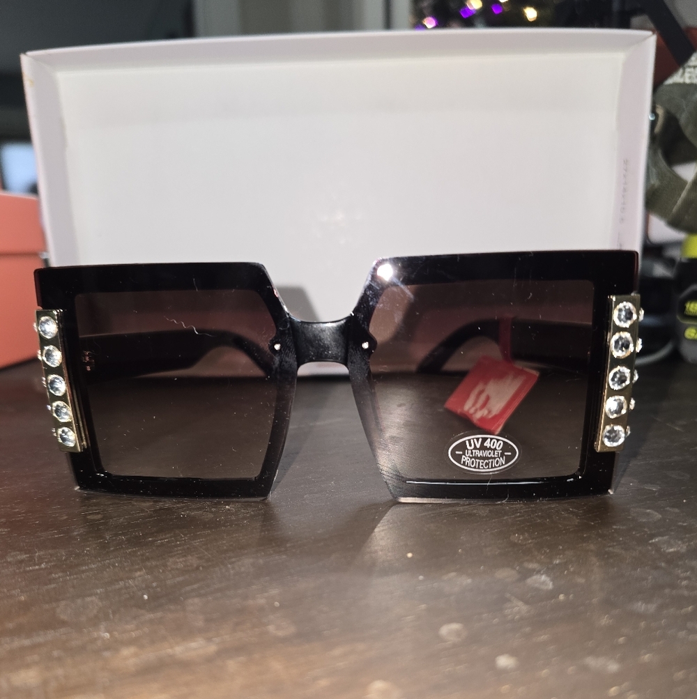 NWT! Bob Mackie Oversized Crystal Detail UV Protection Sunglasses - Picture 4 of 4